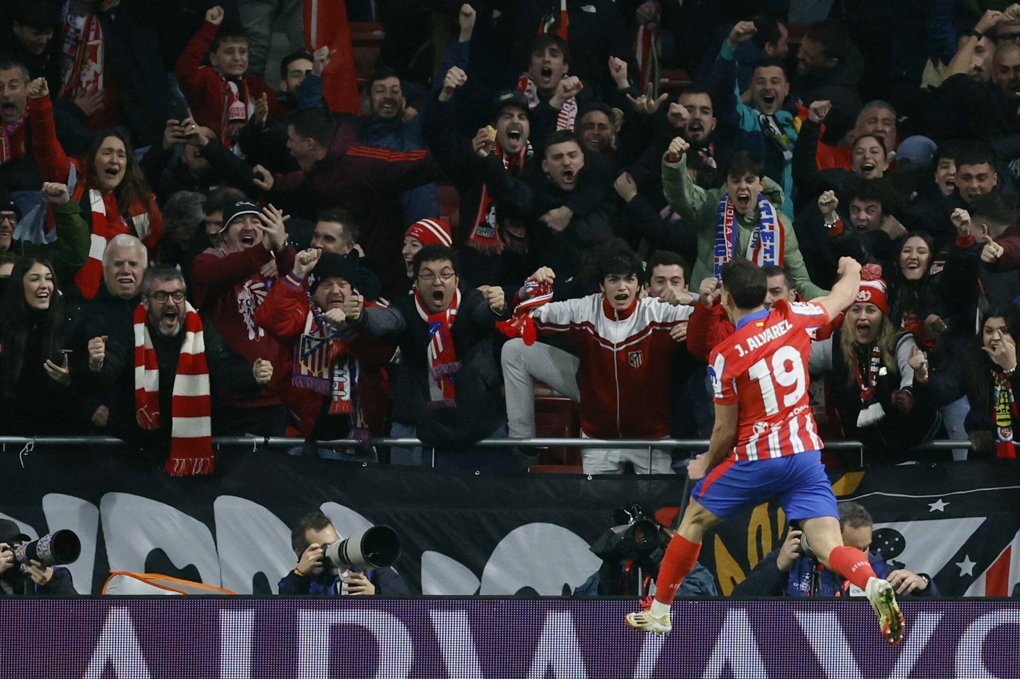 荷兰翻盘曼城,阿尔瓦雷斯爆发神勇 荷兰翻盘曼城,阿尔瓦雷斯爆发神勇