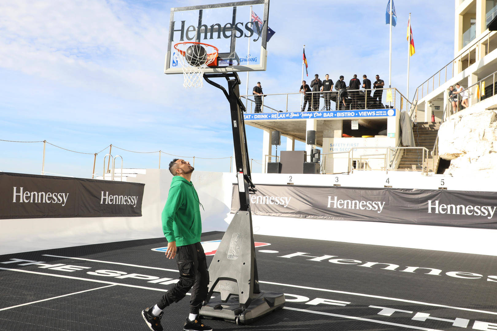 日本网球队轻取世界网球队，克耶高斯制霸全场的简单介绍