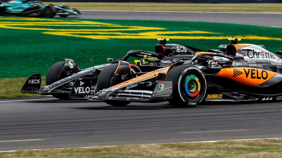 梅赛德斯碾压迈凯伦,塞恩斯刷新纪录 梅赛德斯碾压迈凯伦,塞恩斯刷新纪录