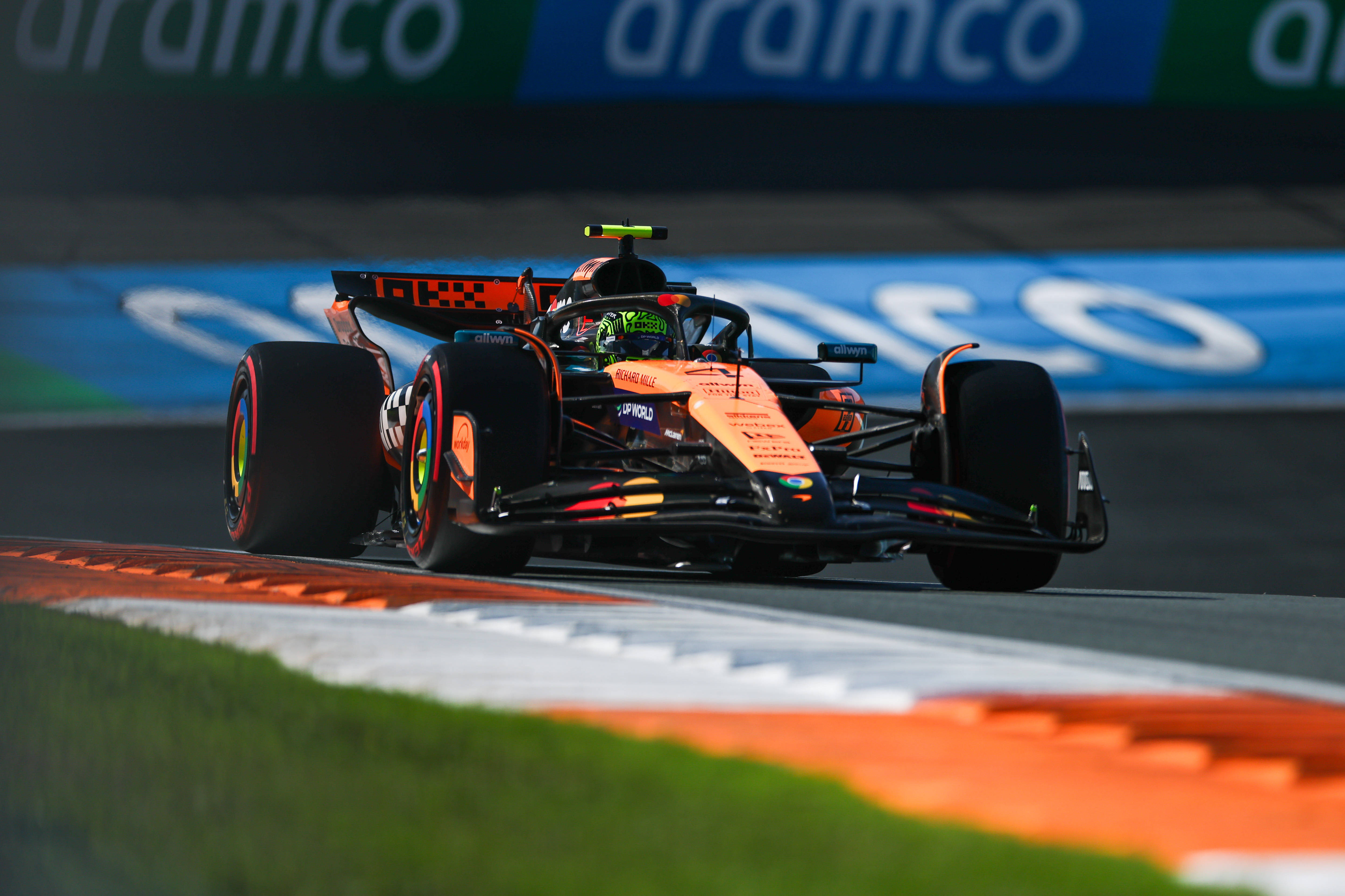 红牛车队险胜迈凯伦，皮亚斯特里状态火热